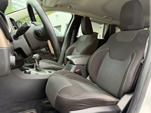 Used 2016 Jeep Cherokee Latitude w/ Comfort/Convenience Group AWD/4WD image 23