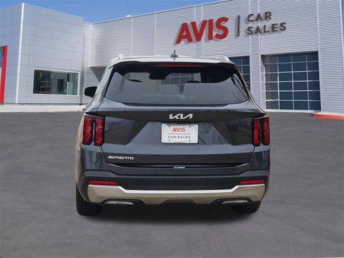 Used 2024 Kia Sorento S image 5