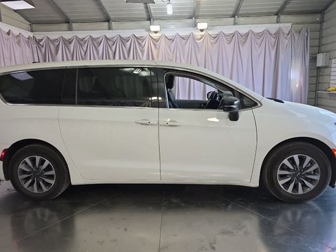 Used 2024 Chrysler Pacifica Limited FWD image 9