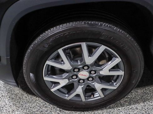 Used 2022 GMC Acadia SLT w/ Technology Package FWD image 11