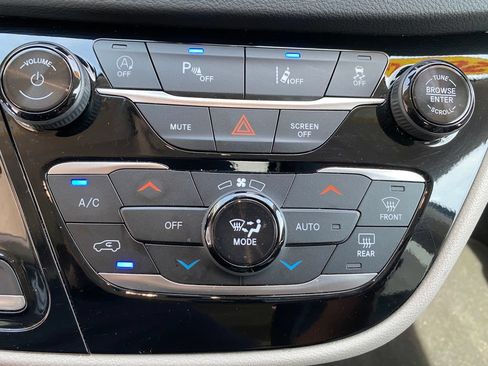 Used 2024 Chrysler Pacifica Touring-L FWD image 19