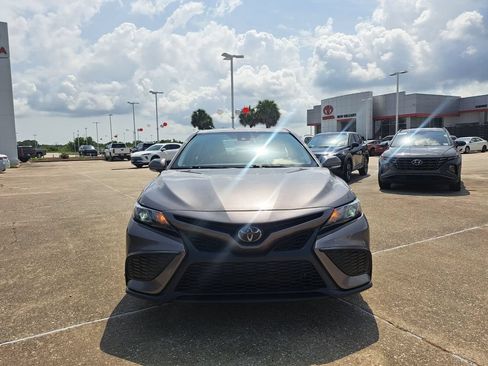 Used 2024 Toyota Camry SE FWD image 2