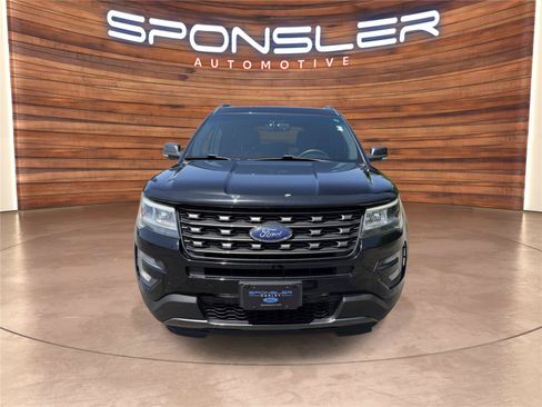Used 2017 Ford Explorer XLT w/ Equipment Group 202A AWD/4WD image 10