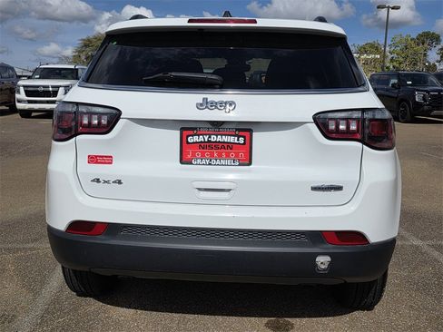 Used 2024 Jeep Compass Latitude image 5