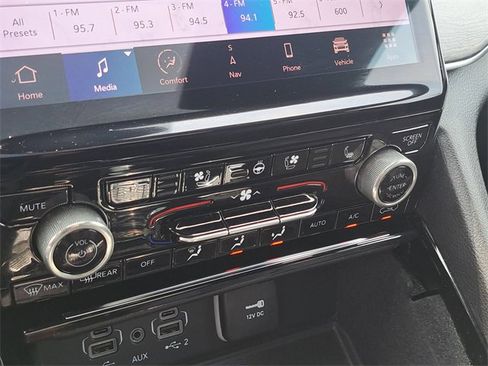 Used 2022 Jeep Grand Cherokee Overland w/ Luxury Tech Group IV image 9