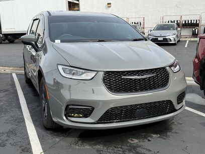 Used 2023 Chrysler Pacifica Touring-L w/ S Appearance Package