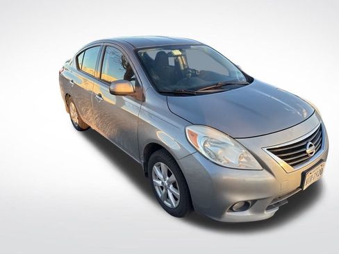 Used 2014 Nissan Versa SV w/ Convenience Package image 3