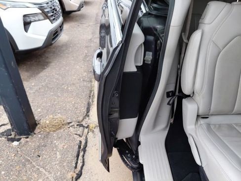 Used 2019 Chrysler Pacifica Touring-L Plus FWD image 30