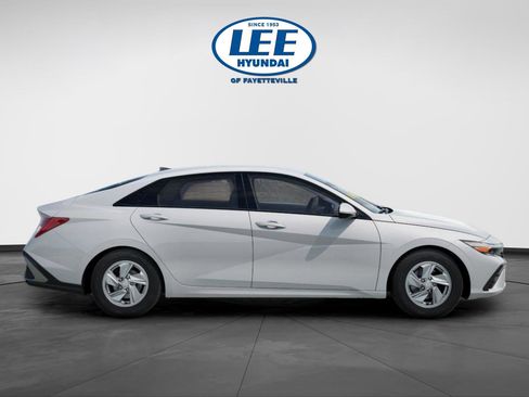 New 2025 Hyundai Elantra SE image 2
