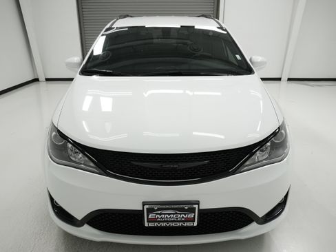 Used 2020 Chrysler Pacifica Touring-L Plus image 2