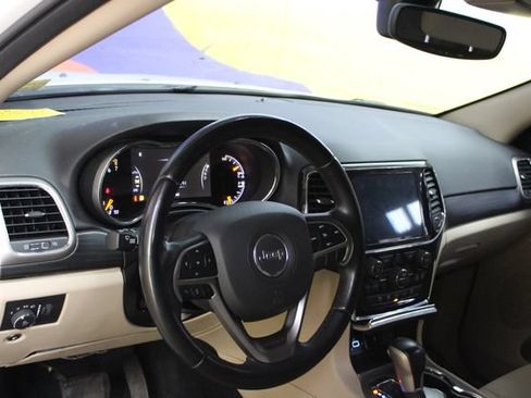 Used 2022 Jeep Grand Cherokee Laredo E AWD/4WD image 11