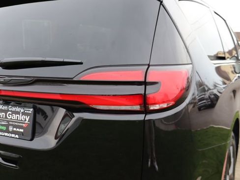 New 2026 Chrysler Pacifica Select FWD image 33