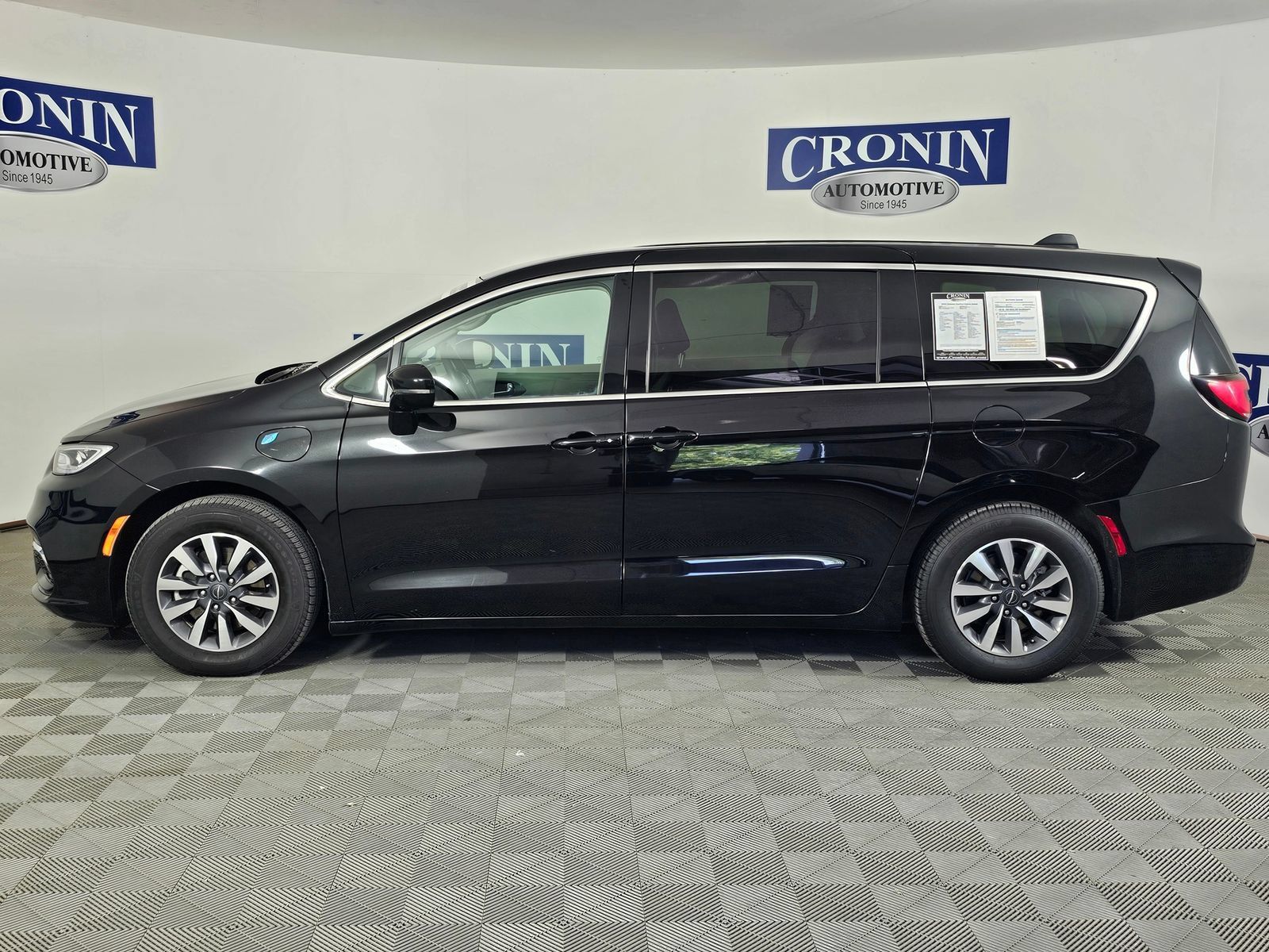 Used 2024 Chrysler Pacifica Limited FWD image 31