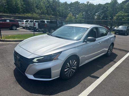 Used 2024 Nissan Altima 2.5 SV FWD image 4