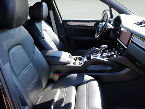 Used 2022 Porsche Cayenne Platinum Edition AWD/4WD image 24