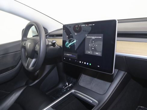 Used 2021 Tesla Model Y Long Range image 39