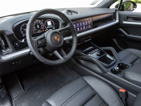Certified 2026 Porsche Cayenne AWD/4WD image 4