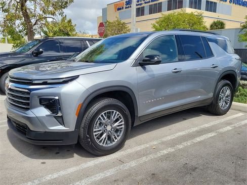 Used 2025 Chevrolet Traverse LT image 2