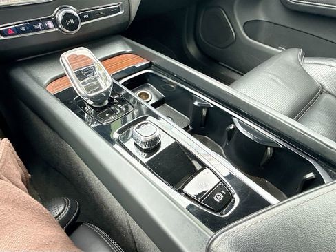 Used 2023 Volvo XC60 B5 Ultimate image 18