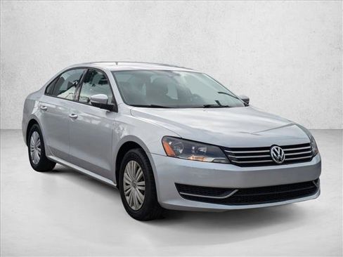 Used 2014 Volkswagen Passat S image 3
