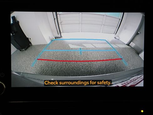 Used 2025 Toyota Highlander LE FWD image 21