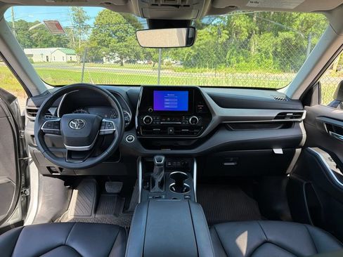 Used 2024 Toyota Highlander XLE AWD/4WD image 8