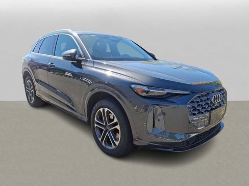 Certified 2025 Audi Q5 Premium Plus w/ Premium Plus AWD/4WD image 2