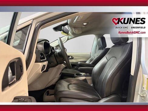 Used 2024 Chrysler Pacifica Touring-L FWD image 22