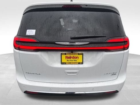 New 2026 Chrysler Pacifica Limited AWD/4WD image 6