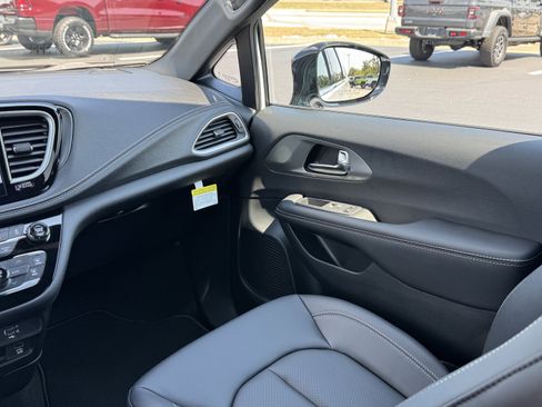 New 2026 Chrysler Pacifica Select image 16