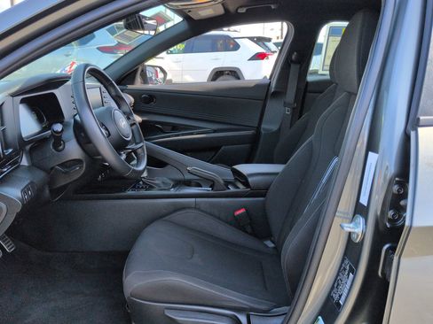 Used 2025 Hyundai Elantra Sport image 14
