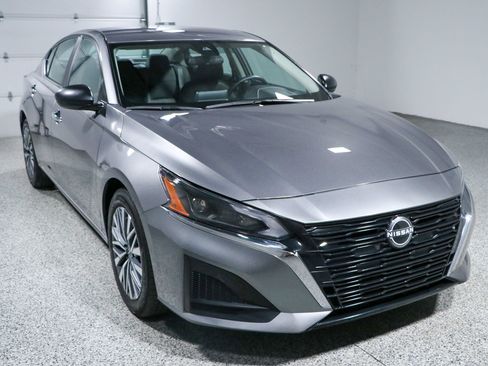 Used 2025 Nissan Altima 2.5 SV FWD image 5