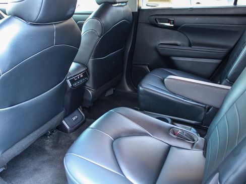 Used 2023 Toyota Highlander XLE FWD image 20