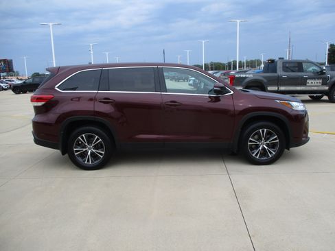 Used 2019 Toyota Highlander LE AWD/4WD image 8