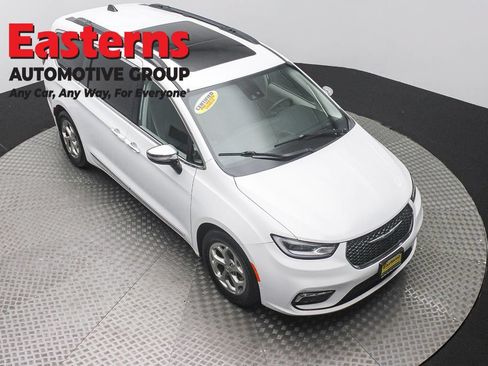 Used 2023 Chrysler Pacifica Limited FWD image 3