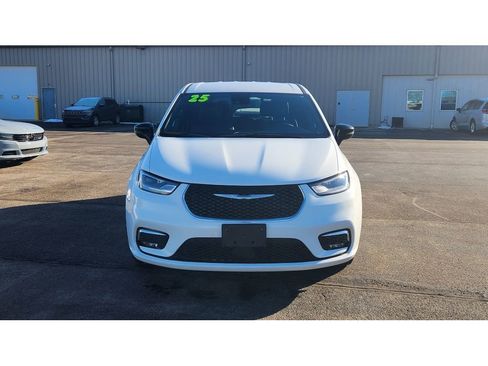 Used 2025 Chrysler Pacifica Select FWD image 3