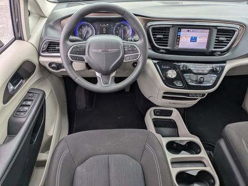 Used 2023 Chrysler Voyager LX image 18