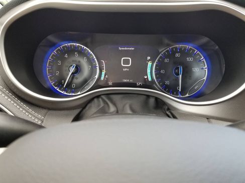 Used 2023 Chrysler Pacifica Touring-L AWD/4WD image 24
