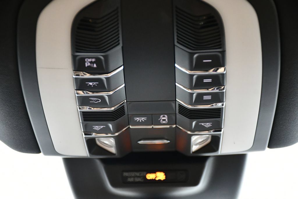 Certified 2023 Porsche Macan S AWD/4WD image 18