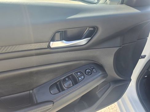 Used 2024 Nissan Altima 2.5 SV FWD image 12