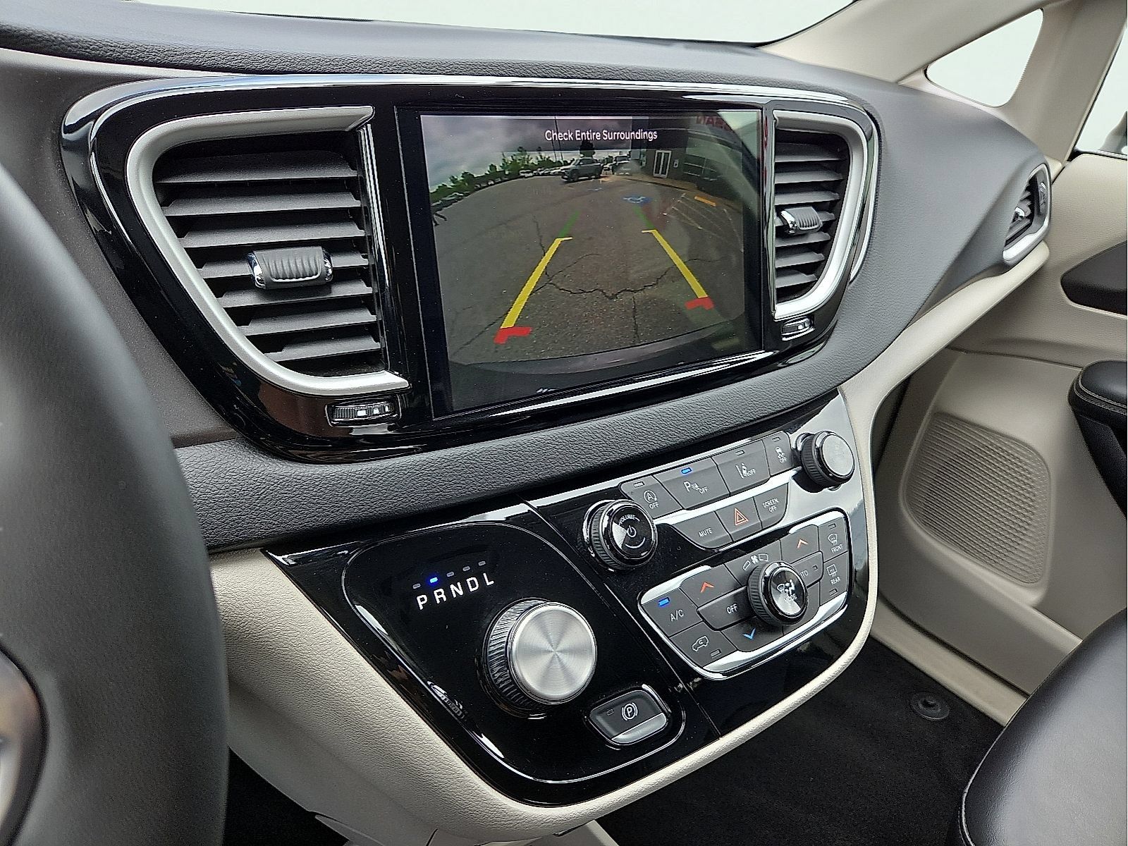 Used 2023 Chrysler Pacifica Touring-L FWD image 17