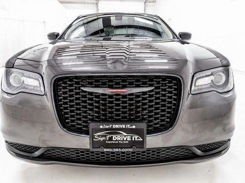 Used 2021 Chrysler 300 Touring w/ Sport Appearance Package RWD image 11