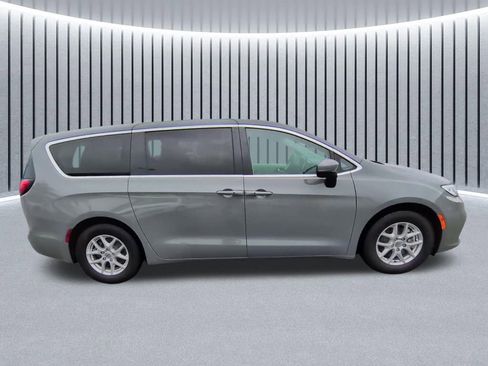 Used 2023 Chrysler Pacifica Touring-L FWD image 12