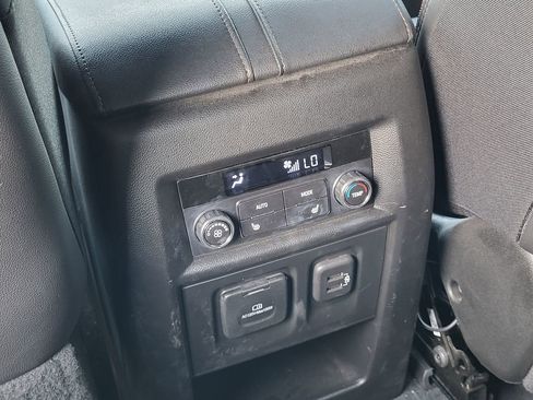 Used 2023 Chevrolet Traverse High Country image 28