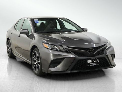 Used 2019 Toyota Camry SE FWD image 3