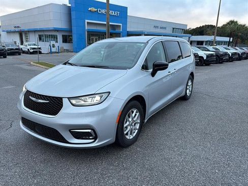 Used 2024 Chrysler Pacifica Touring-L FWD image 3