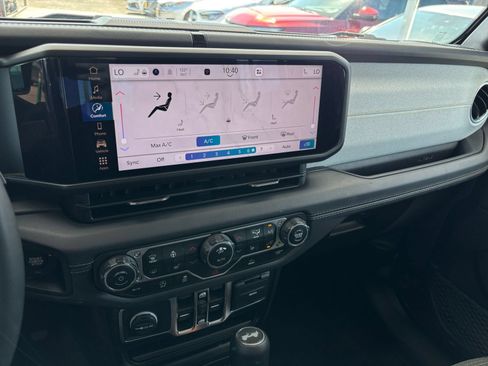 Used 2025 Jeep Wrangler Unlimited Sahara AWD/4WD image 17