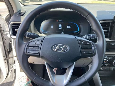 Used 2025 Hyundai Venue SEL FWD image 32