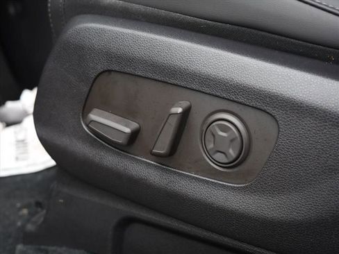 Used 2025 Kia Carnival EX image 7