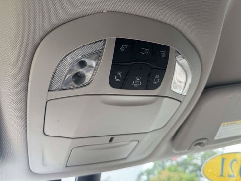 Used 2021 Chrysler Pacifica Touring-L FWD image 29